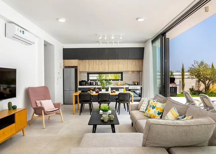 فيلة Almaria 16 *