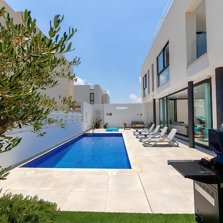 Villa Almaria 16 *
