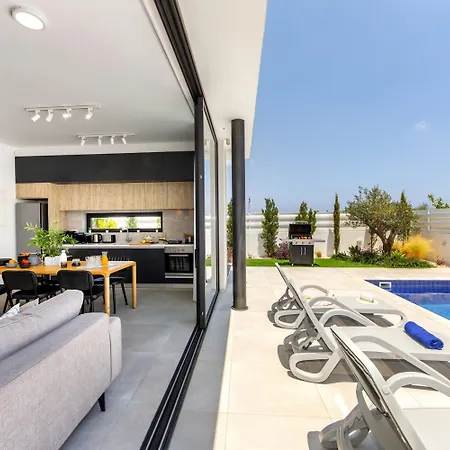 Villa Almaria 16 *